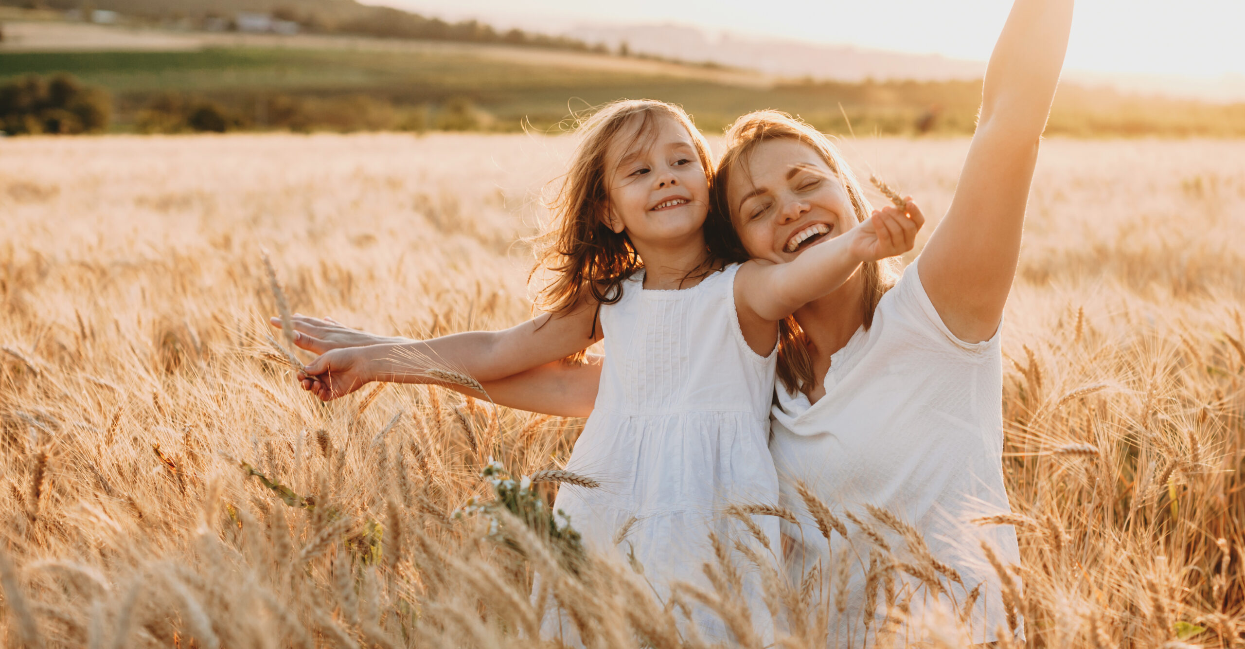 femme et fille dans un champ de blé