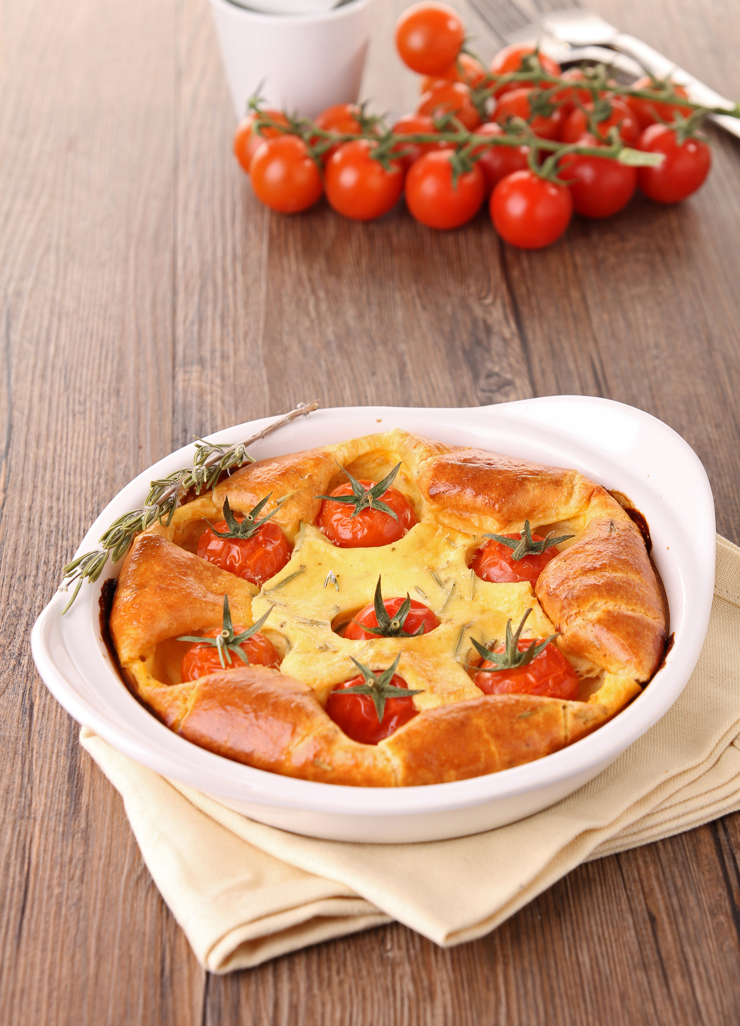 Clafoutis de tomates cerises au chèvre et Pesto vert