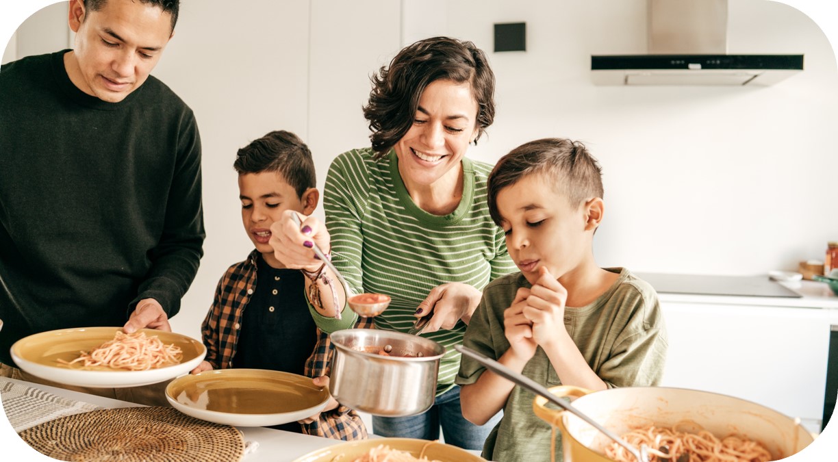 famille mangeant pâte